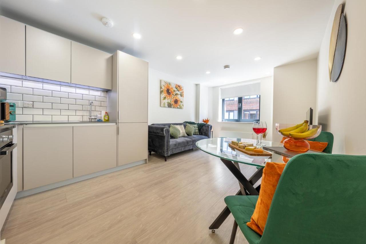 Luxury One Bedroom Serviced Apartment In The Heart Of Bedford Eksteriør bilde