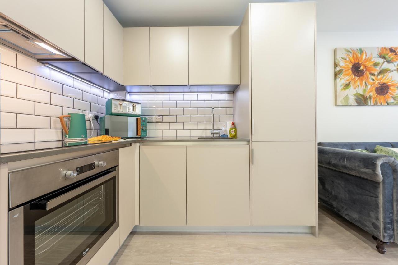 Luxury One Bedroom Serviced Apartment In The Heart Of Bedford Eksteriør bilde